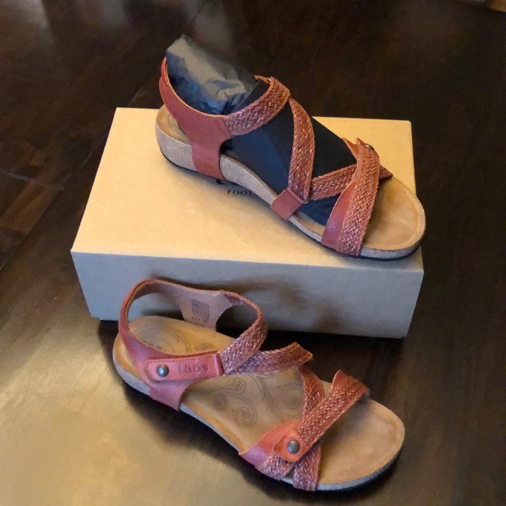 NEW Taos size 40 Trulie sandals in Brick color.